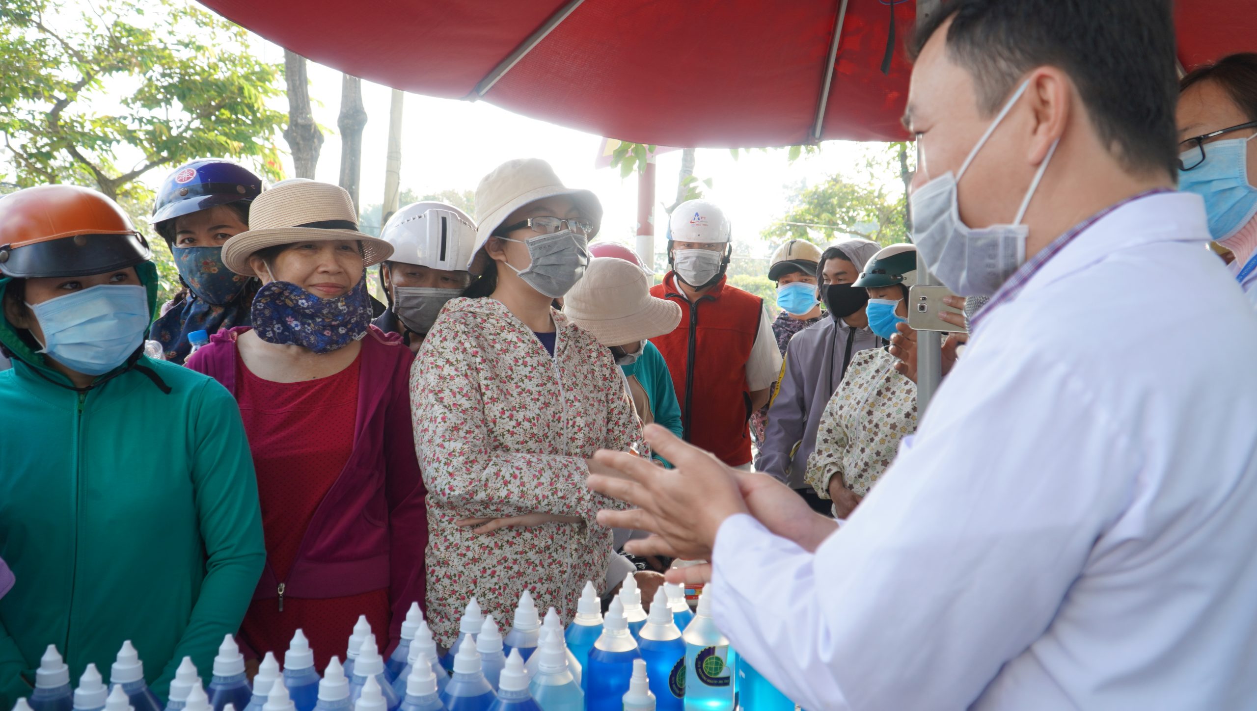 pha chế dung dịch rửa tay khô diệt khuẩn góp phần đẩy lùi dịch bệnh nCoV