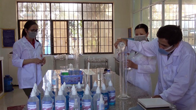 tang-hon-1600-lit-dung-dich-rua-tay-kho-cho-cac-truong-thpt