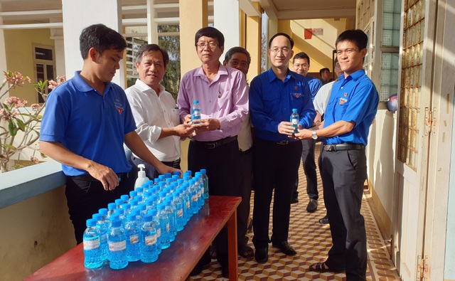 tang-hon-1600-lit-dung-dich-rua-tay-kho-cho-cac-truong-thpt