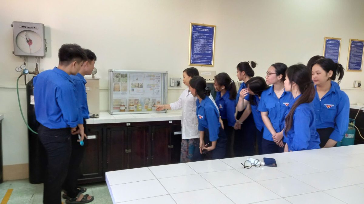 Trải nghiệm ngành Hóa học tại MITC cùng học sinh trường THPT Nguyễn Trãi