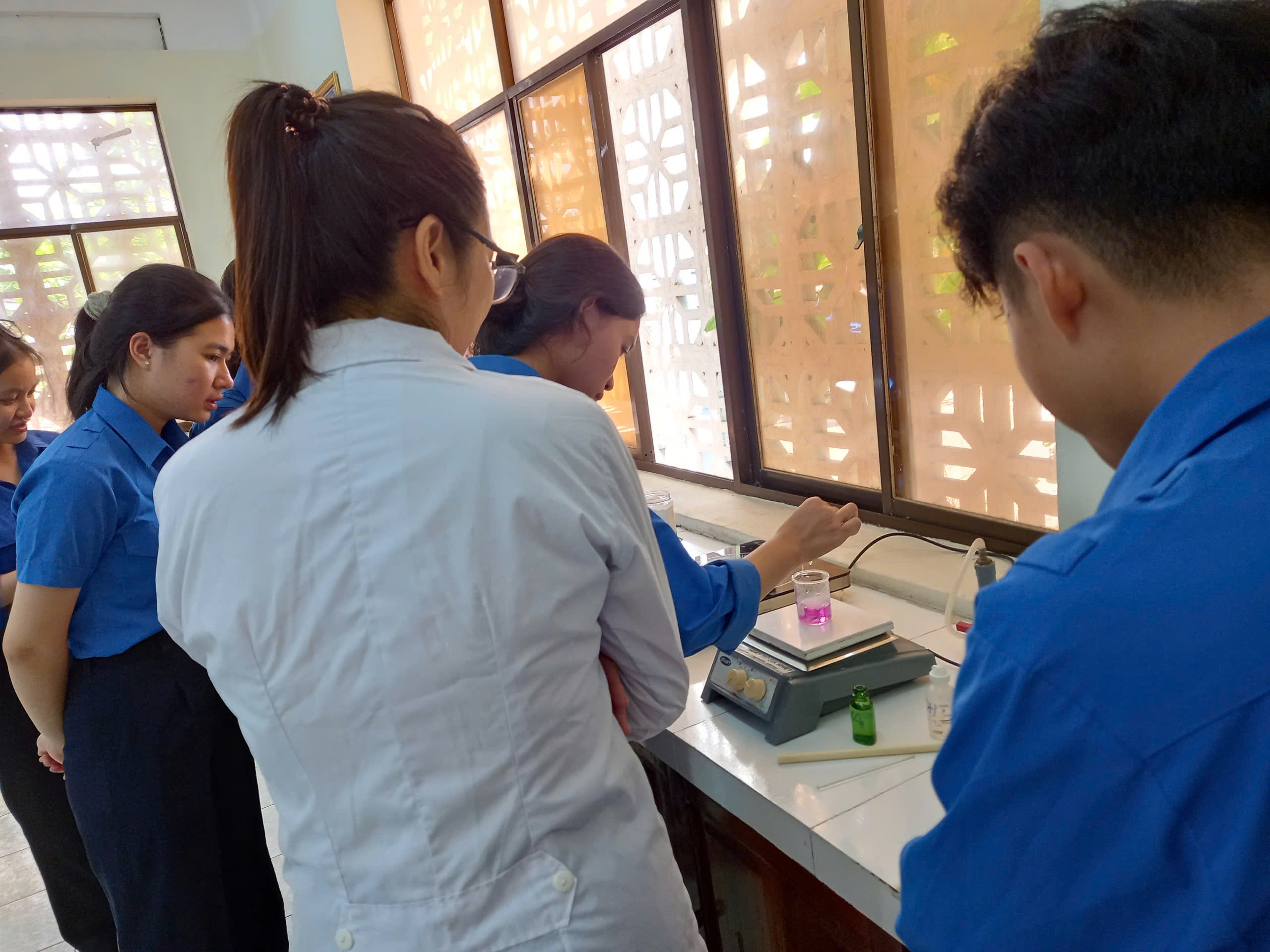 Trải nghiệm ngành Hóa học tại MITC cùng học sinh trường THPT Nguyễn Trãi 2