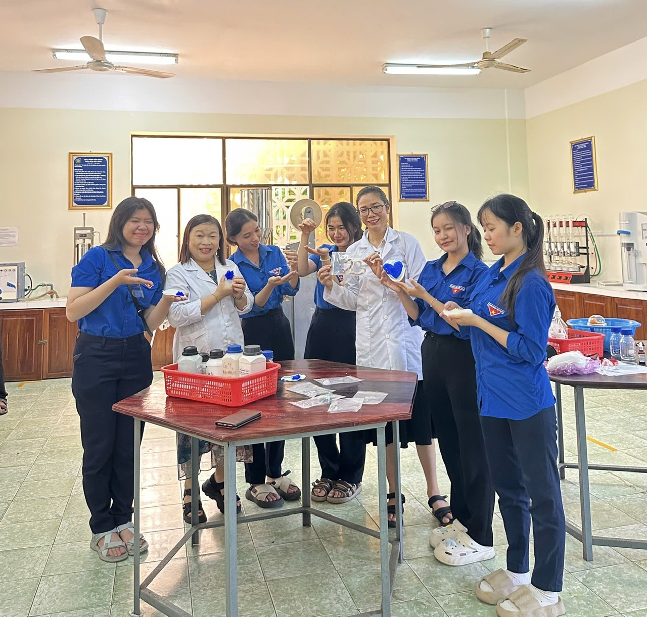 Trải nghiệm ngành Hóa học tại MITC cùng học sinh trường THPT Nguyễn Trãi 4