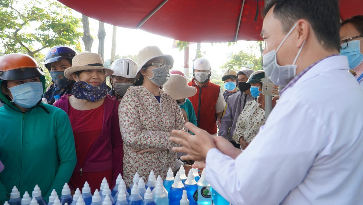 pha chế dung dịch rửa tay khô diệt khuẩn góp phần đẩy lùi dịch bệnh nCoV